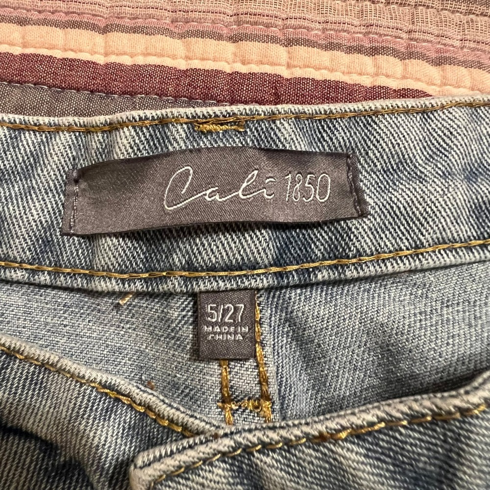 Cali 1850 Women Light Wash Distressed Heart Pocket Jeans Size 5 27 - Picture 3 of 7